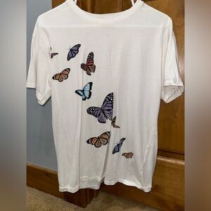 white hollister graphic tee with colorful butterflies